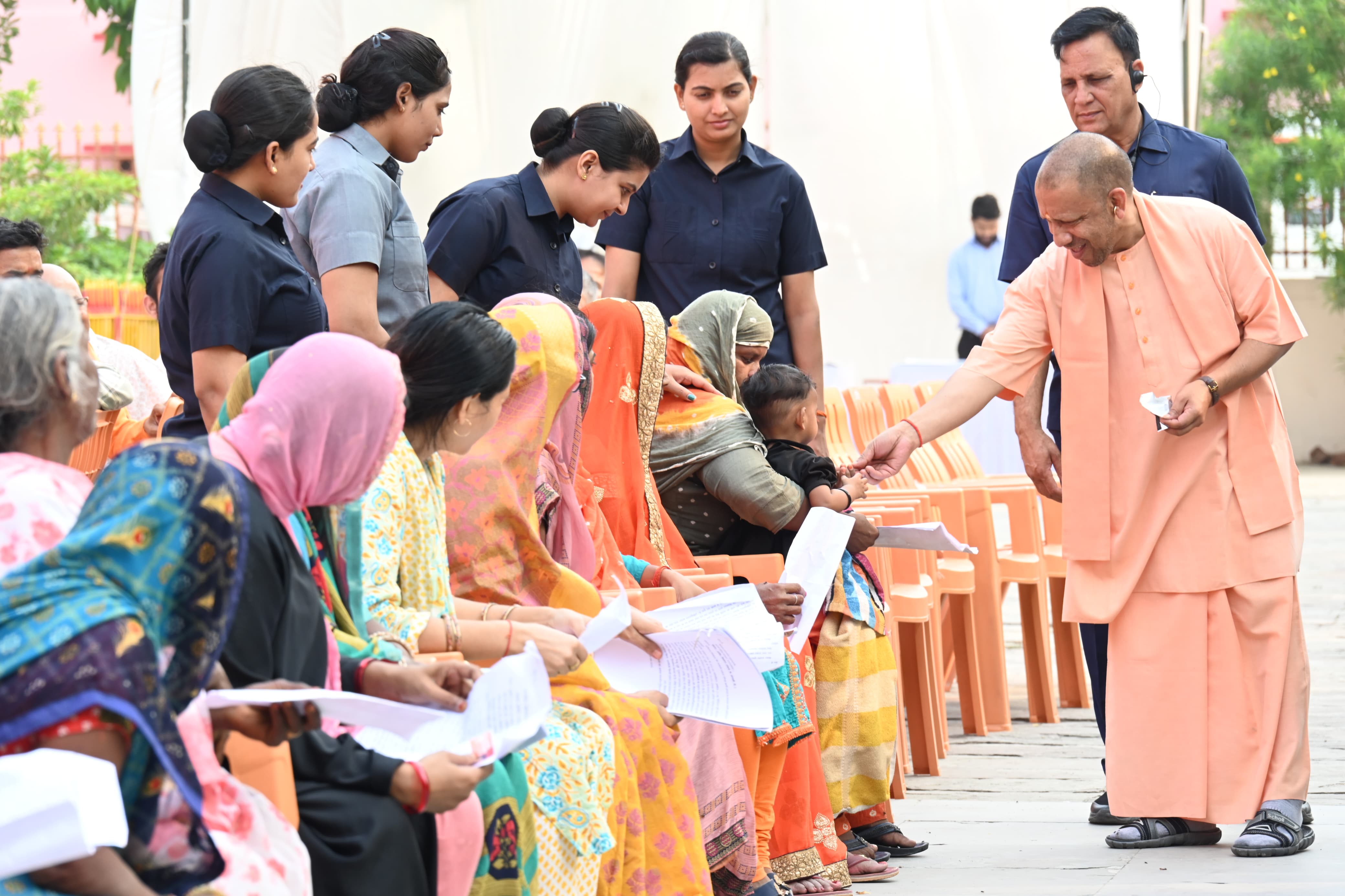 सीएम योगी ने गोरखनाथ मंदिर में लगाया जनता दर्शन कार्यक्रम