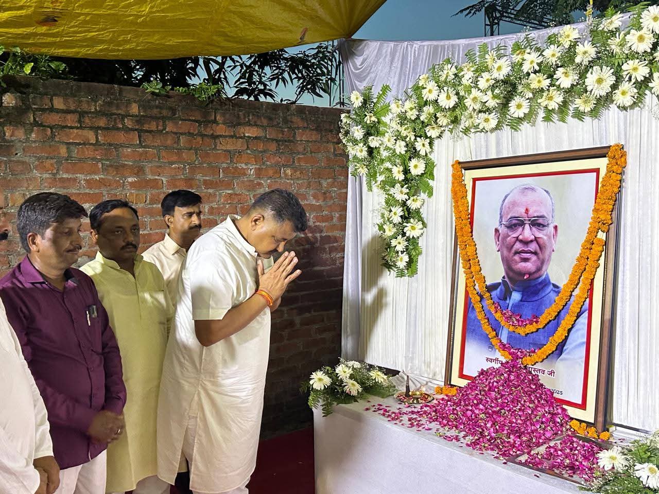 भारतीय जनता पार्टी गोरखपुर महानगर के अध्यक्ष स्व० देवेश श्रीवास्तव जी के ब्रह्भोज कार्यक्रम सम्मिलित हुए भाजपा कार्यकर्ता*