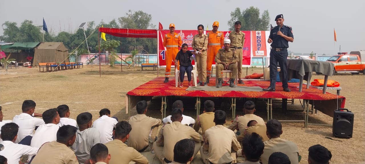 एनडीआरएफ की टीम ने  52 बीएन एनसीसी कैंप आर एम एकेडमी पिपराबाध लार रोड देवरिया के छात्र-छात्राओं के बीच चलाया एक दिवसीय प्रशिक्षण शिविर