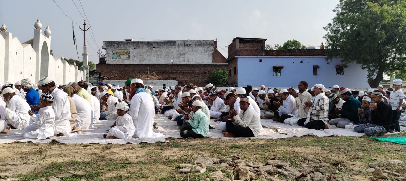 प्रयागराज और शंकरगढ़ में शांतिपूर्ण माहौल में मनाई गई बकरीद, ईदगाहों में उमड़ा जनसैलाब