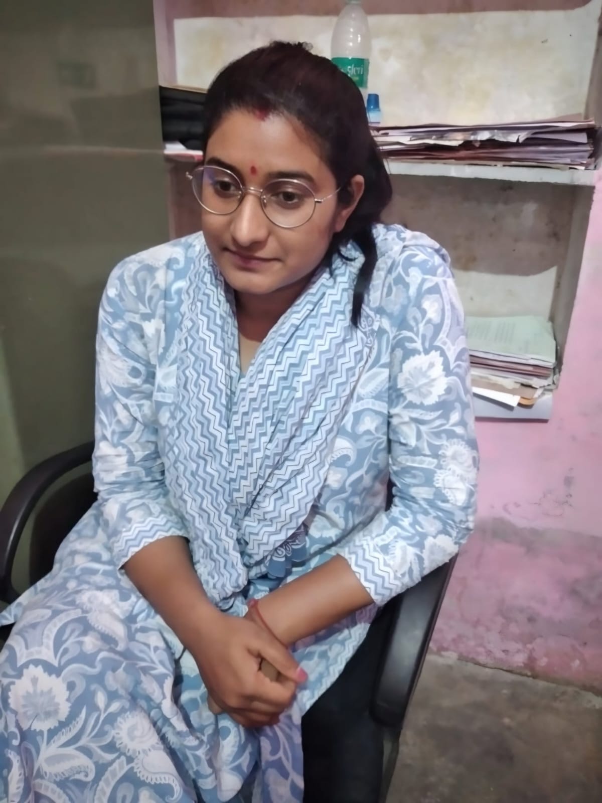 सोनाक्षी यादव  ग्राम विकास अधिकारी है, इनका मासिक वेतन 60000 रुपये है