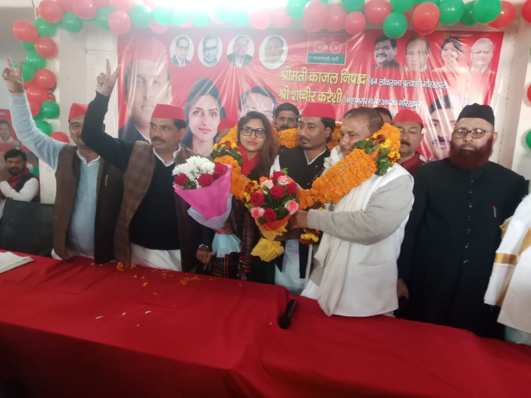 सपा की लोकसभा सदर प्रत्याशी श्रीमती काजल निषाद व नवमनोनित महानगर अध्यक्ष शब्बीर कुरैशी का सपा के बेतियाहाता स्थित कार्यालय पर जोरदार स्वागत