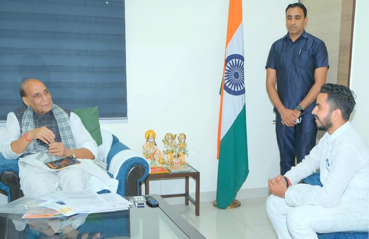 गोरखपुर विश्वविद्यालय में छात्रसंघ चुनाव बहाली की मांग पर छात्र नेता आदित्य शुक्ला ने रक्षामंत्री से की मुलाकात