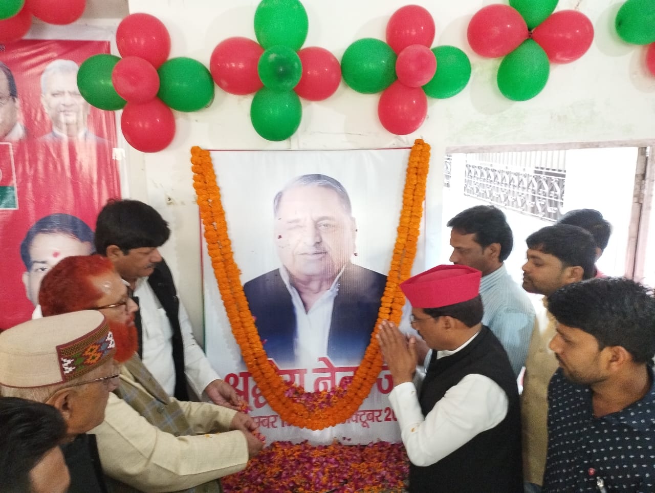 समाजवादी पार्टी के संस्थापक पूर्व मुख्यमंत्री पूर्व रक्षा मंत्री स्वर्गीय मुलायम सिंह यादव नेताजी की 85वी जयंती पार्टी के बेतियाहाता स्थित कार्यालय पर जिलाध्यक्ष ब्रजेश कुमार गौतम की अध्यक्षता में मनाई गई