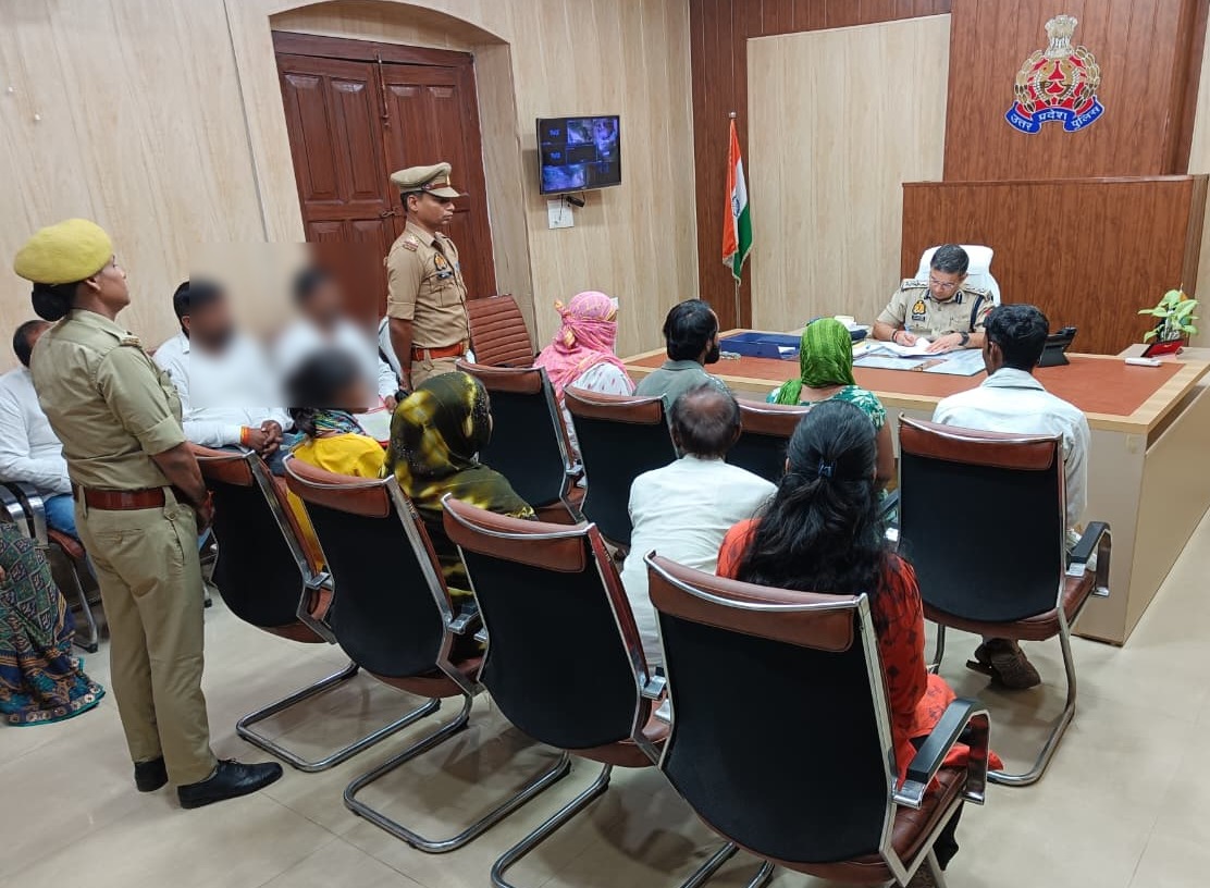 वरिष्ठ पुलिस अधीक्षक जनपद गोरखपुर द्वारा पुलिस ऑफिस में आये हुए फरियादियों की समस्याओं को सुना गया