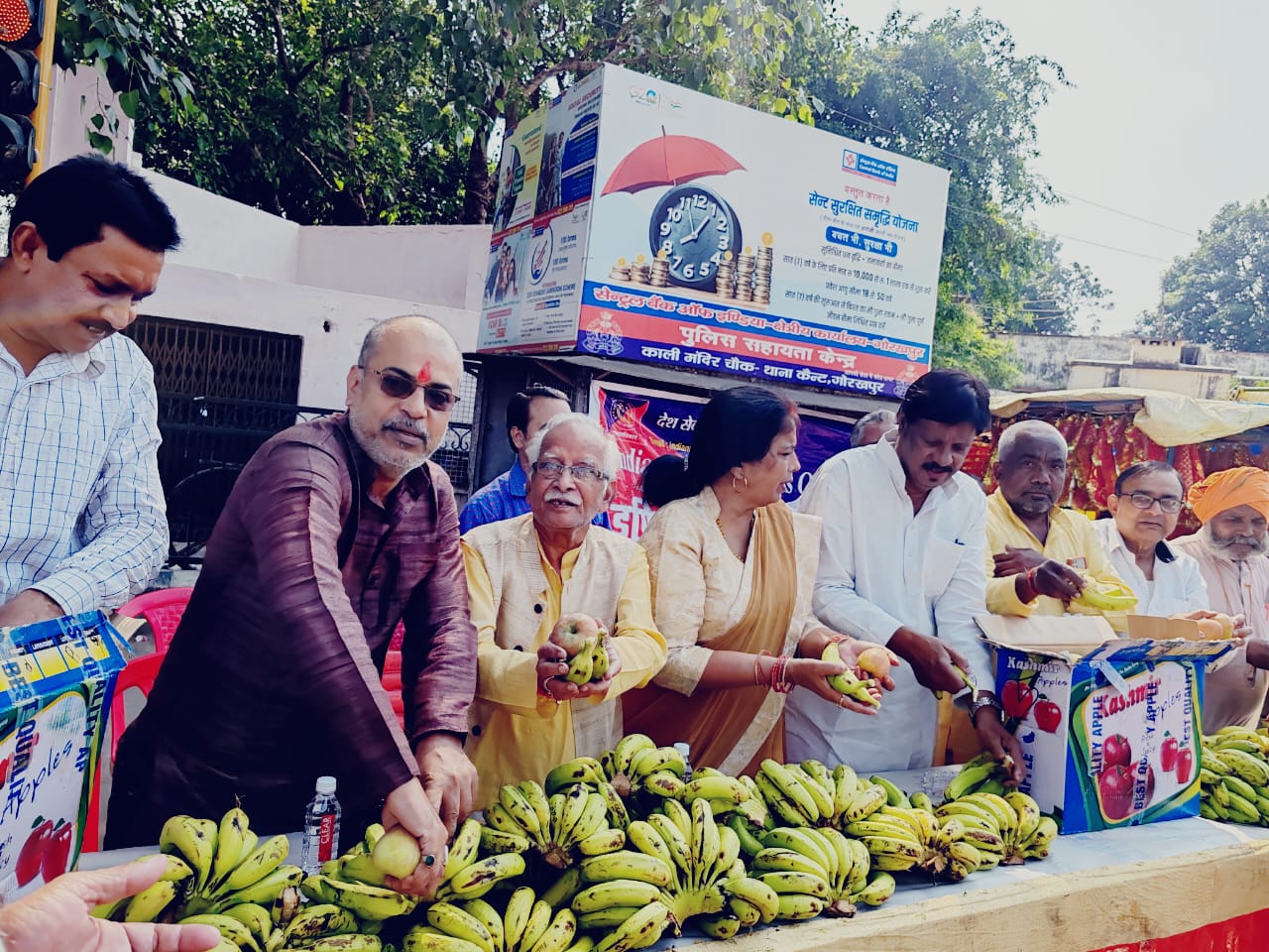 गोलघर काली मंदिर के सामने आज फलाहार के रूप में फल वितरण हुआ