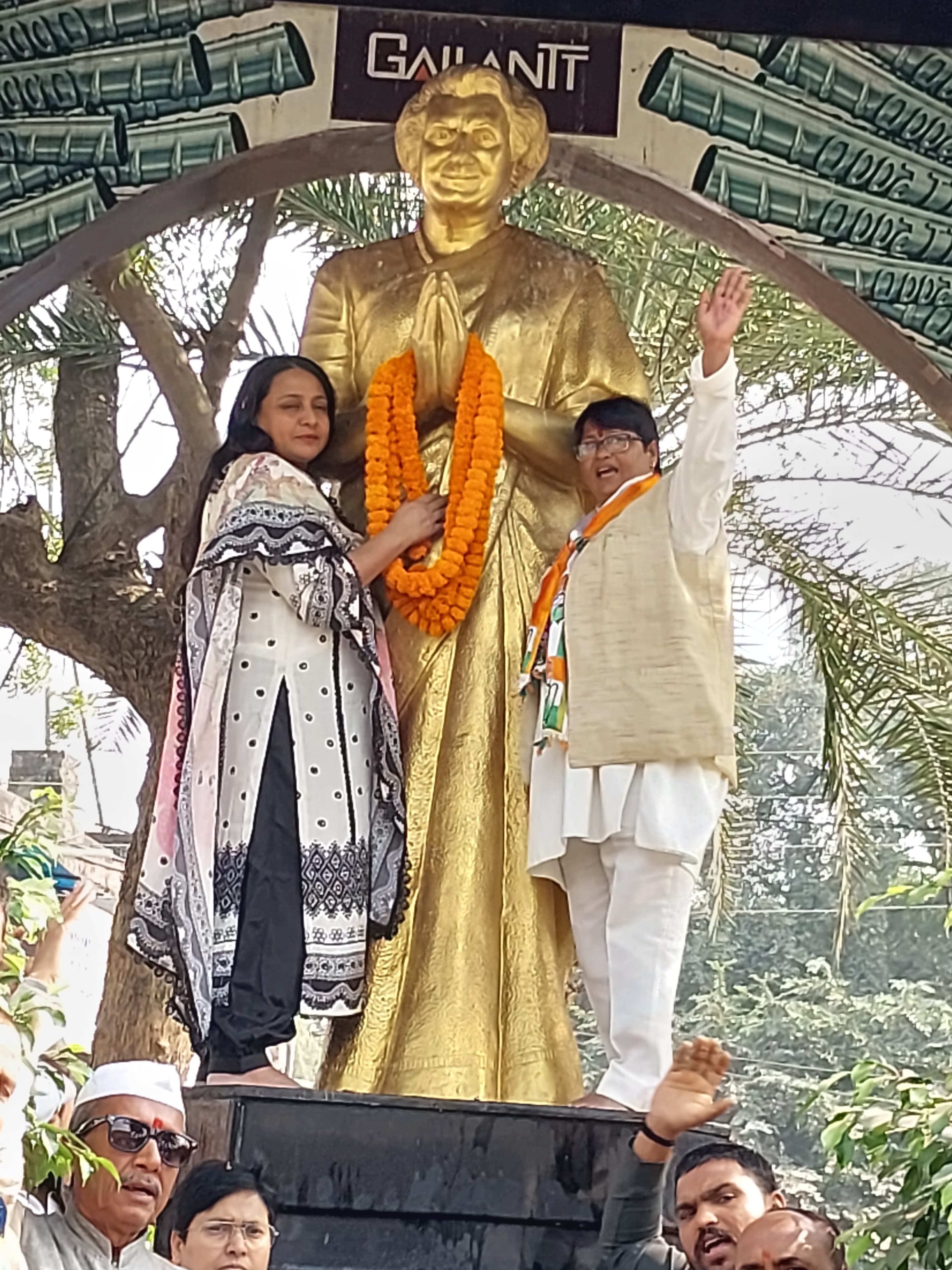 आज गोरखपुर स्थित इंदिरा बाल विहार पर जिला कांग्रेस कमेटी जिलाध्यक्ष निर्मला पासवान के नेतृत्व में भारत की प्रथम महिला प्रधानमंत्री भारत रत्न से सम्मानित स्वर्गीय श्रीमती इंदिरा गांधी जयंती पर माल्यार्पण कर नमन