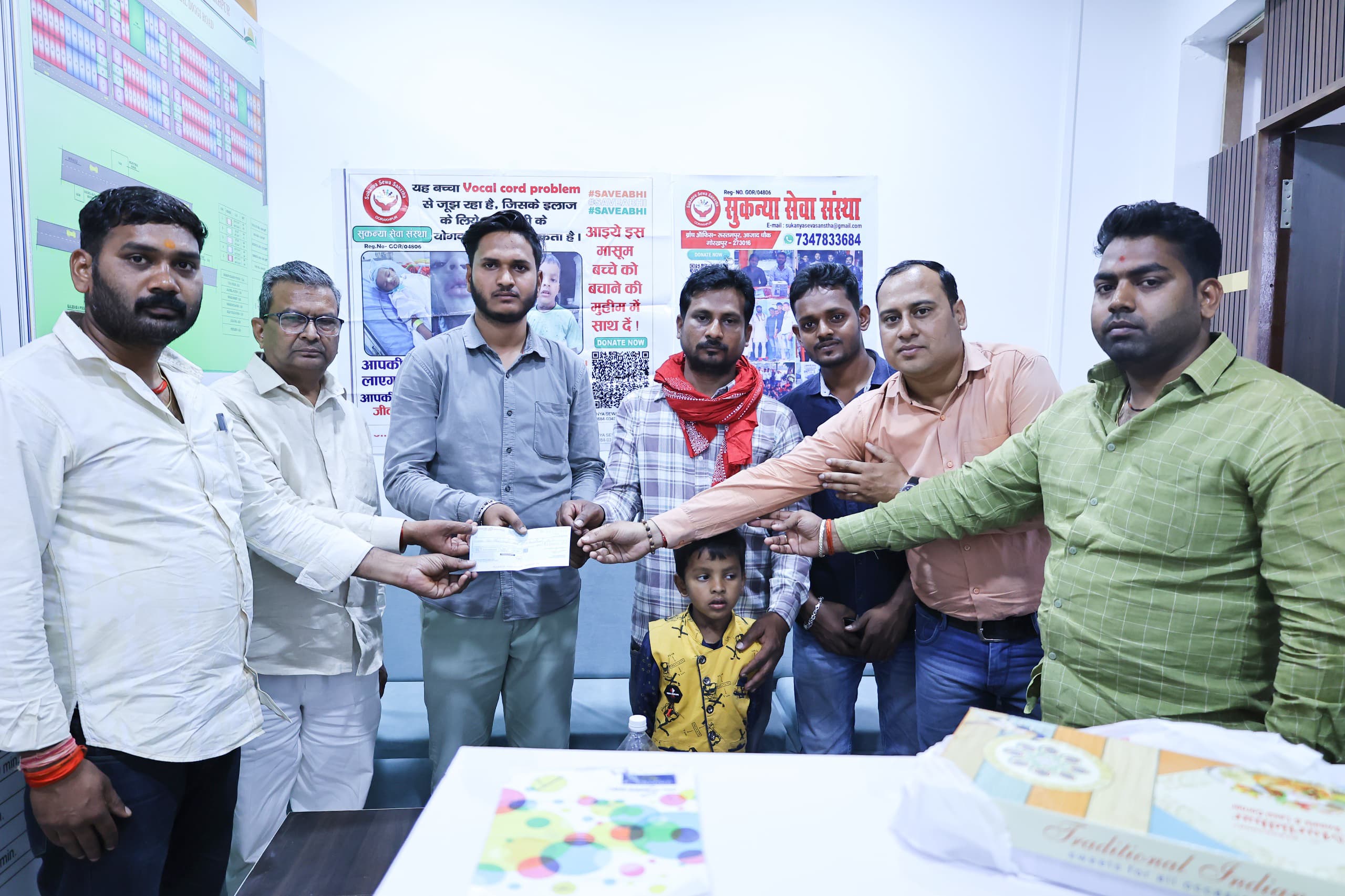 सुकन्या सेवा संस्था द्वारा गरीब बच्चे को चेक वितरण कर प्रदान की गई सहयोग राशि