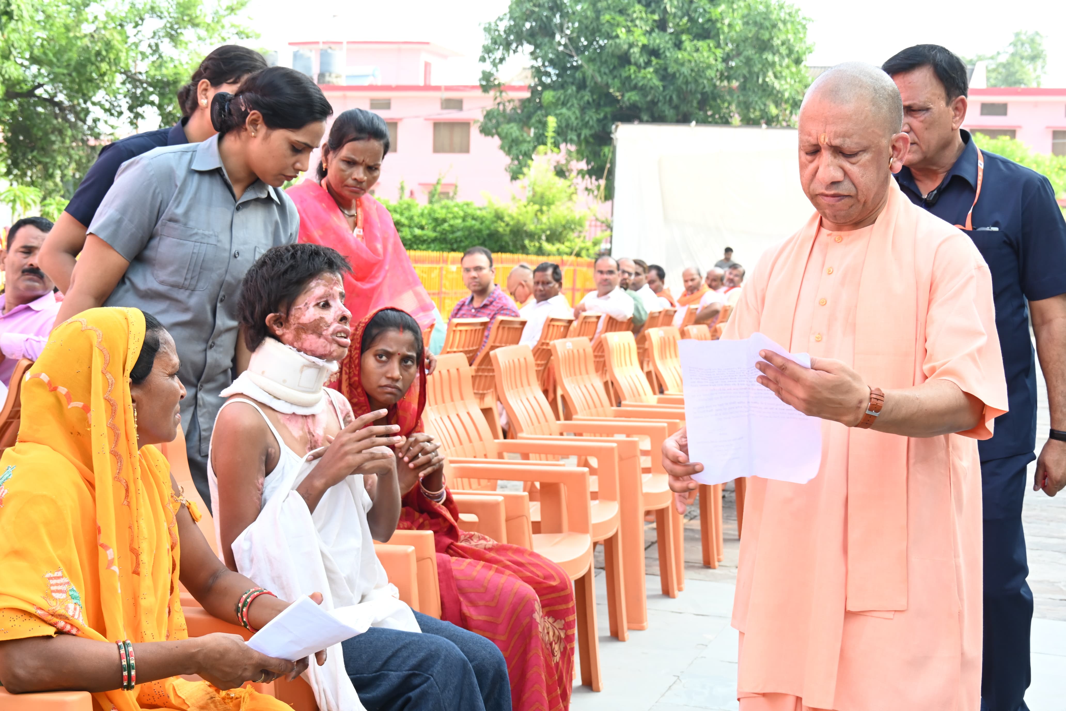 मा0 मुख्यमंत्री योगी आदित्यनाथ जी ने गुरुवार को गोरखपुर के गोरखनाथ मंदिर परिसर में आयोजित जनता दर्शन में लोगों की समस्याओं को सुना