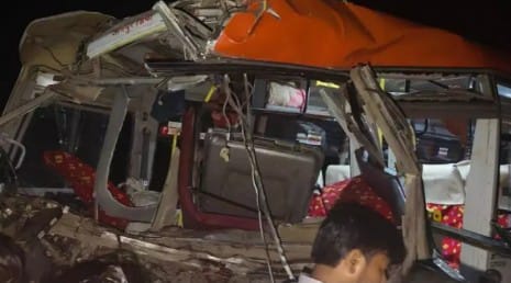 यूपी के जौनपुर में रोडवेज़ बस और ट्रक के बीच हुई ज़ोरदार भिड़ंत, 5 लोगों की मौत व 7 घायल