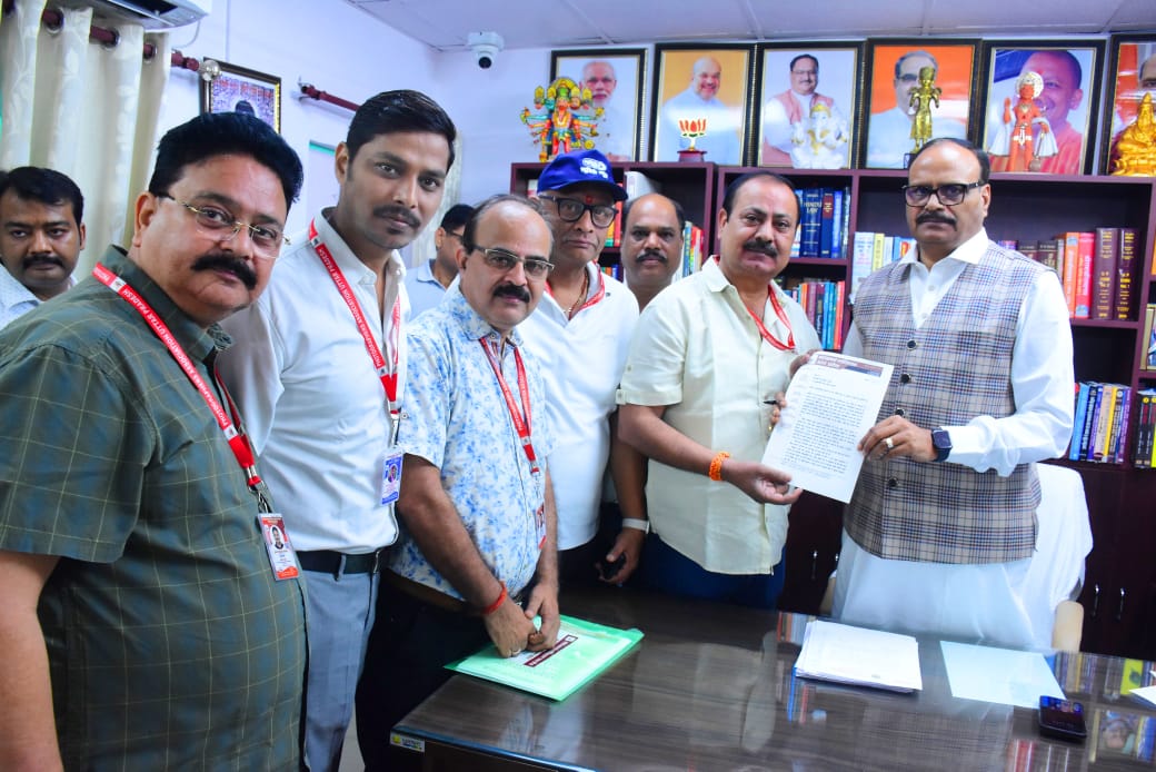 फोटोग्राफर एसोसिएशन के द्वारा आज दिनांक 13/11/2024 को एक प्रतिनिधि मंडल डिप्टी सीएम बृजेश पाठक से मिलकर अपनी मांगों को अवगत कराया*