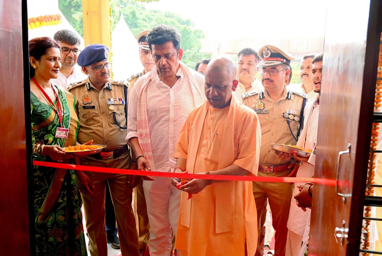 आज माननीय मुख्यमंत्री परम पूज्य श्री MYogiAdityanath जी महाराज द्वारा गोरखपुर में 26वीं वाहिनी पी.ए.सी. के नवचयनित जवानों के लिए अत्याधुनिक बैरक टॉवर और चिकित्सा केंद्र का लोकार्पण किया गया।