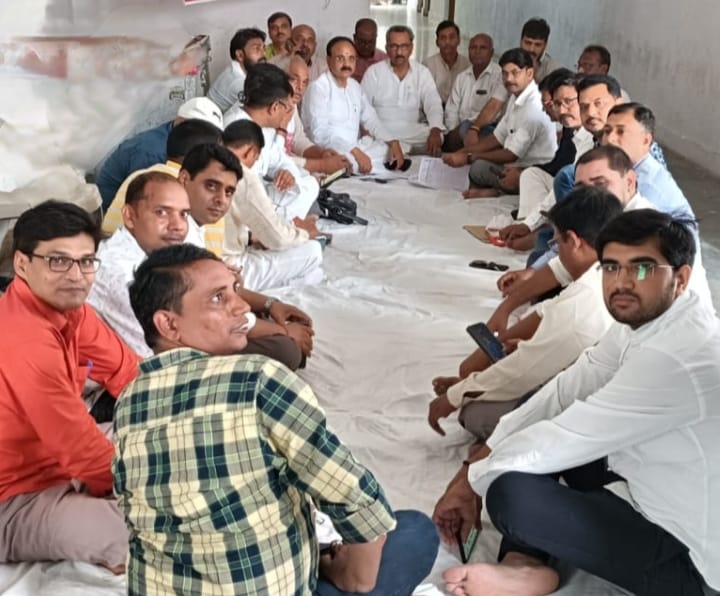 शिक्षकों ने डीआईओएस कार्यालय पर 12 सूत्रीय मांगों को लेकर दिया धरना