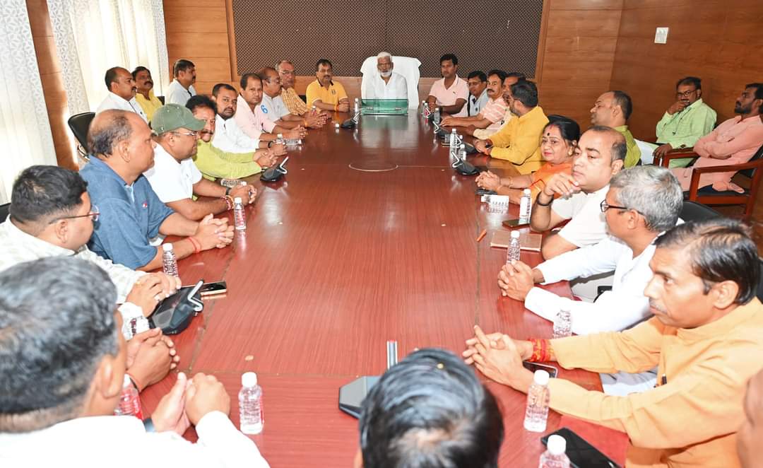 आज  सर्किट हाउस तारामंडल में प्रातः 7:00 बजे "प्रभारी-मंत्री" व उत्तर प्रदेश सरकार में जल शक्ति मंत्री माननीय स्वतंत्र देव सिंह मुख्य अतिथि  व विधान परिषद सदस्य  ,प्रदेश उपाध्यक्ष  डॉक्टर धर्मेंद्र सिंह,  महानगर अध्यक्ष राजेश गुप्ता उपस्थित रहे।