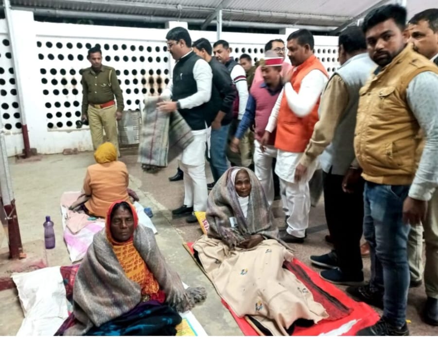 नौतनवा रेलवे स्टेशन देर रात पहुंचे विधायक, ठंड से ठिठुर रहे लोगों को ओढाया कंबल