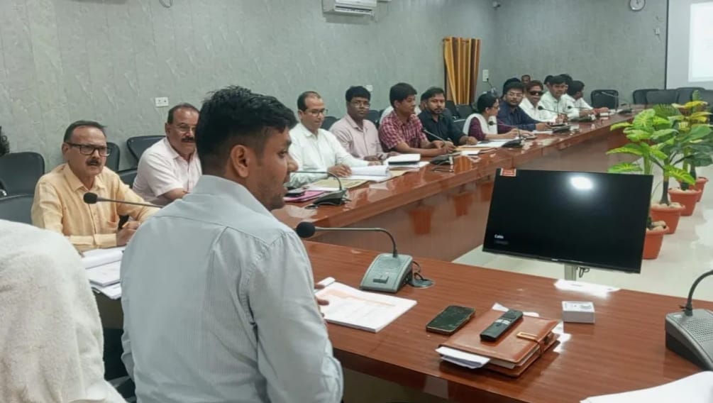 बैठक में अनुपस्थित होने पर डीएम नाराज,मांगा स्पष्टीकरण