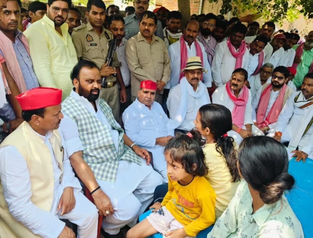 नरवर गांव पहुंचे सांसद धर्मेंद्र यादव,पीड़ित परिजनों से की मुलाकात