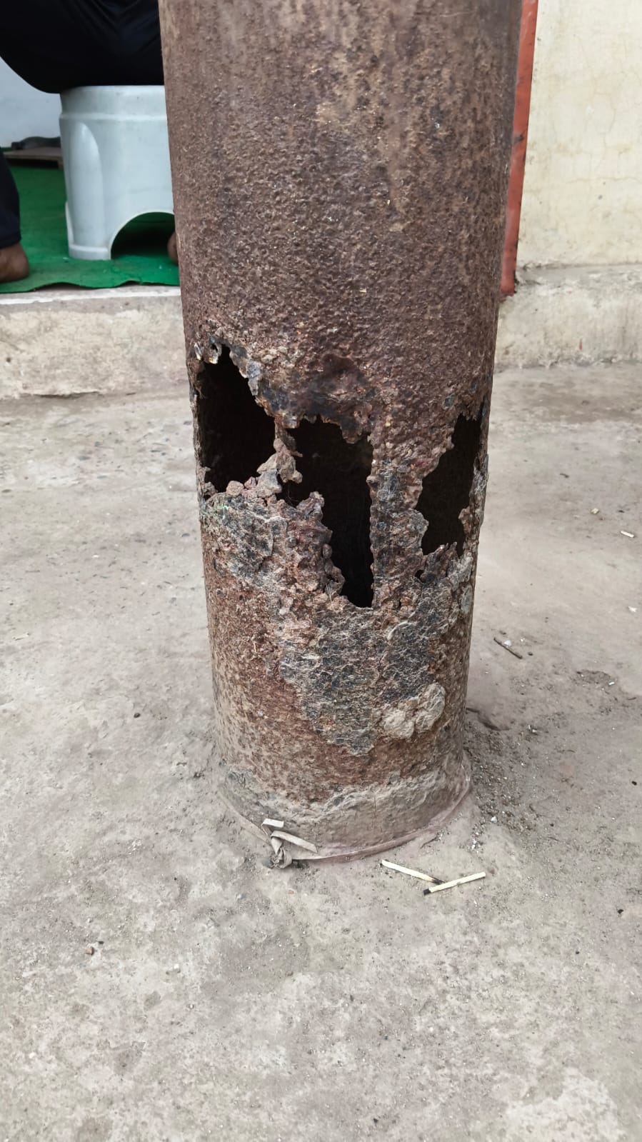 जर्जर पोल क़े अचानक गिरने से हो सकता है भयानक हादसा