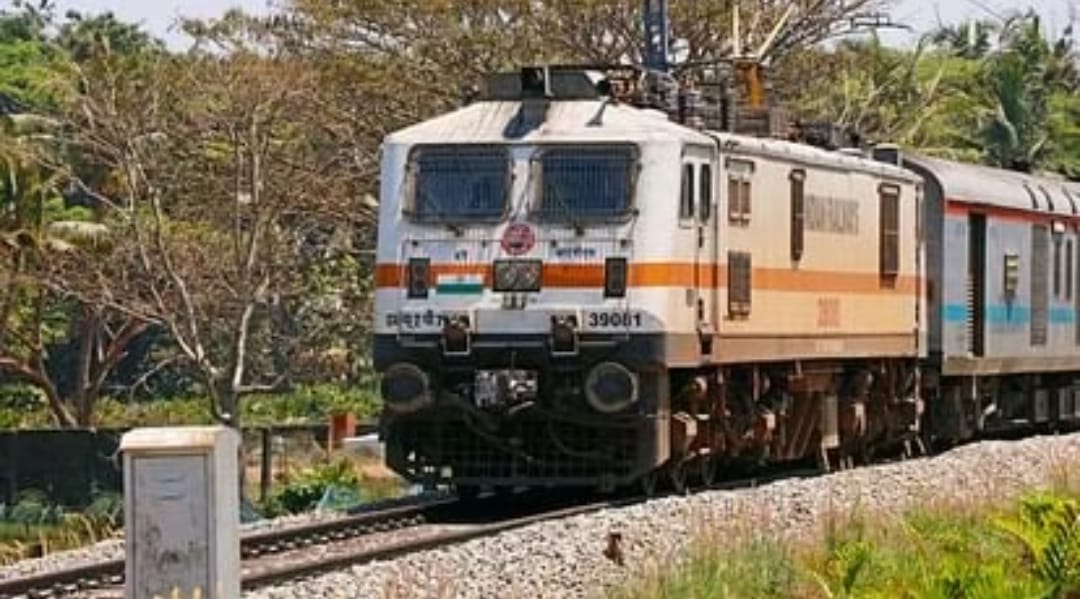 नंदगंज रेलवे स्टेशन पर एक्सप्रेस ट्रेनों का ठहराव न होने से नागरिकों को परेशानी