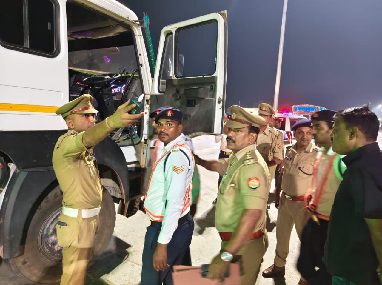 गाजीपुर में सड़क सुरक्षा को लेकर पुलिस सख्त, 11 वाहन सीज, 170 का चालान