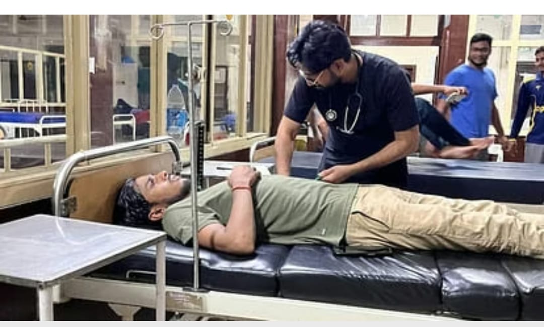 बीआरडी मेडिकल कॉलेज के हॉस्टल में फूड पॉइजनिंग से 40 छात्र बीमार- 10 अभी भी भर्ती...