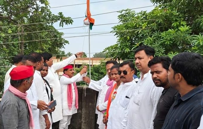 15 अगस्त स्वतंत्रता दिवस पर समाजवादी पार्टी के बेतियाहाता स्थित कार्यालय में जिलाध्यक्ष ब्रजेश कुमार गौतम ने झंडारोहण किया राष्ट्रीय ध्वज तिरंगा को सलामी देने के साथ सभी को बधाई दी।