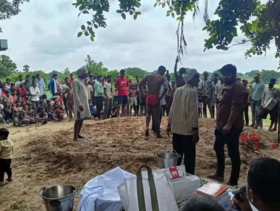 नाग पंचमी के अवसर पर अखाड़े में लड़े बाज़ जैसे पहलवान, गूंजा जयकारा